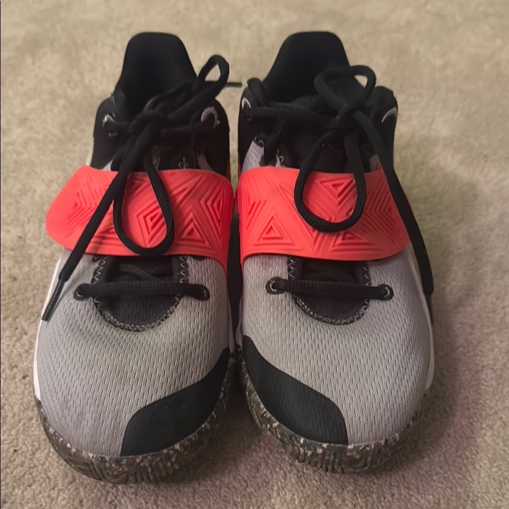 Kids' Kyrie Flytrap SE lows.